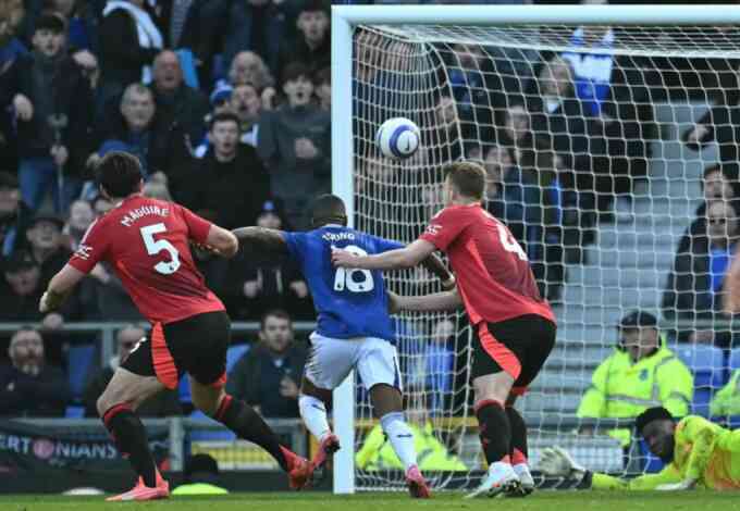 Vì sao Man Utd thoát phạt đền trước Everton?