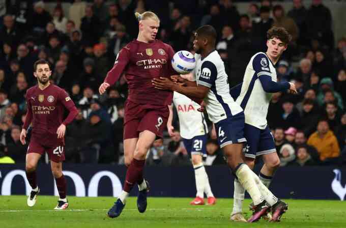 Guardiola móc mỉa trọng tài hủy bàn của Haaland