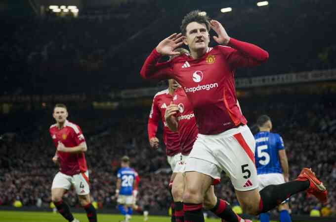 Maguire giúp Man Utd thắng trong thế thiếu người