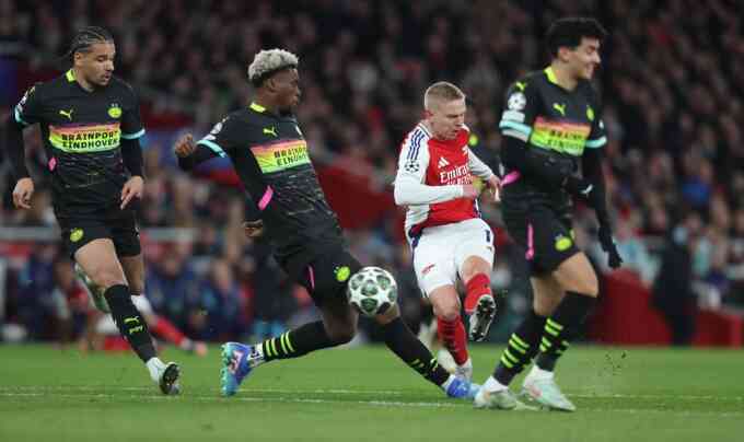 Arsenal chạm kỷ lục của Man City ở Champions League