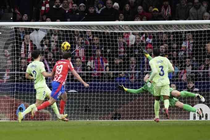 Barca thắng đậm Atletico sau khi bị dẫn hai bàn