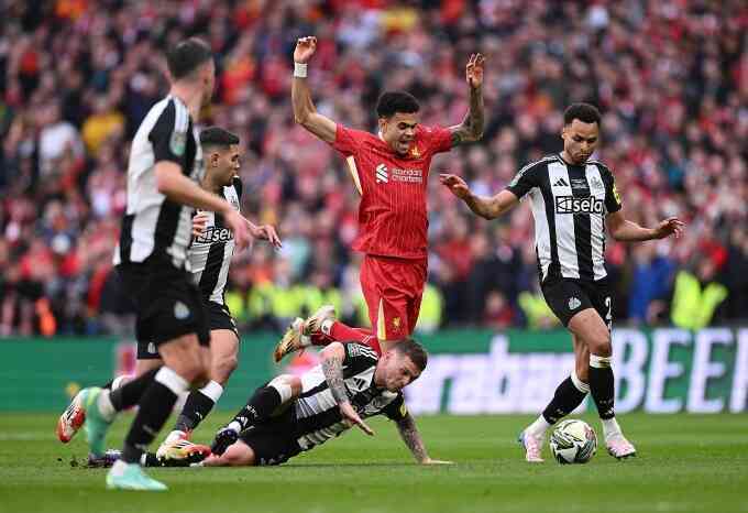 Neville: `Liverpool thua vì sai lầm chiến thuật`