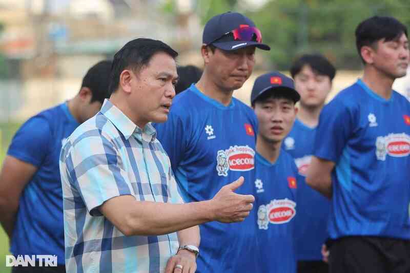 Ông Trần Anh Tú sát cánh bên đội tuyển Việt Nam trước vòng loại Asian Cup