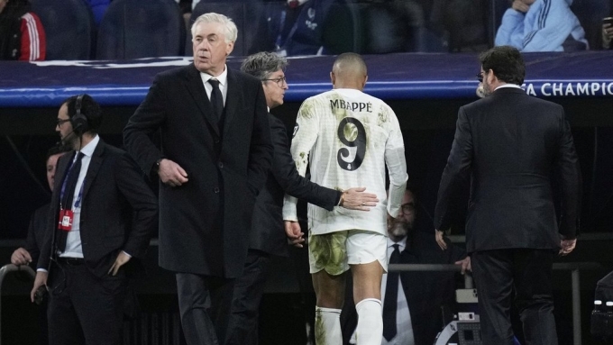 CĐV Real chế nhạo Mbappe