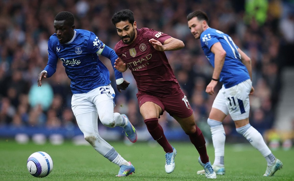 Bùng nổ ở phút cuối trước Everton, Man City chen chân vào top 4