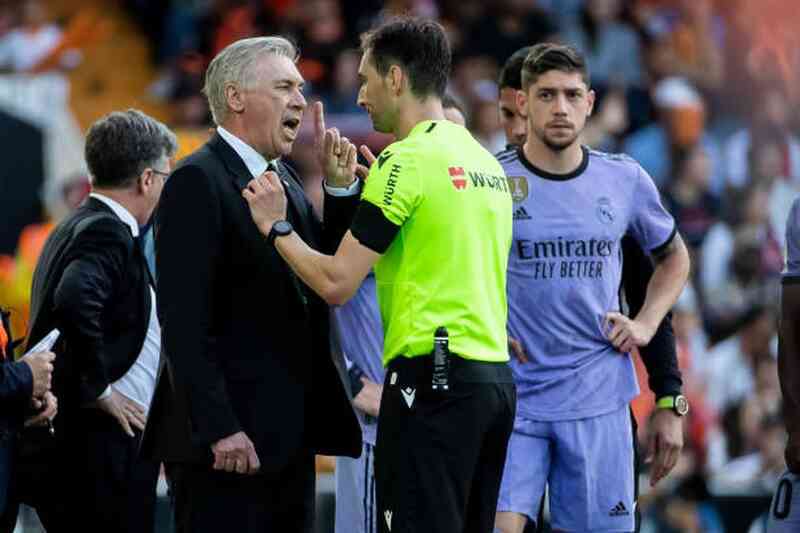 HLV Barcelona mỉa mai đồng nghiệp Ancelotti trước màn so tài kinh điển