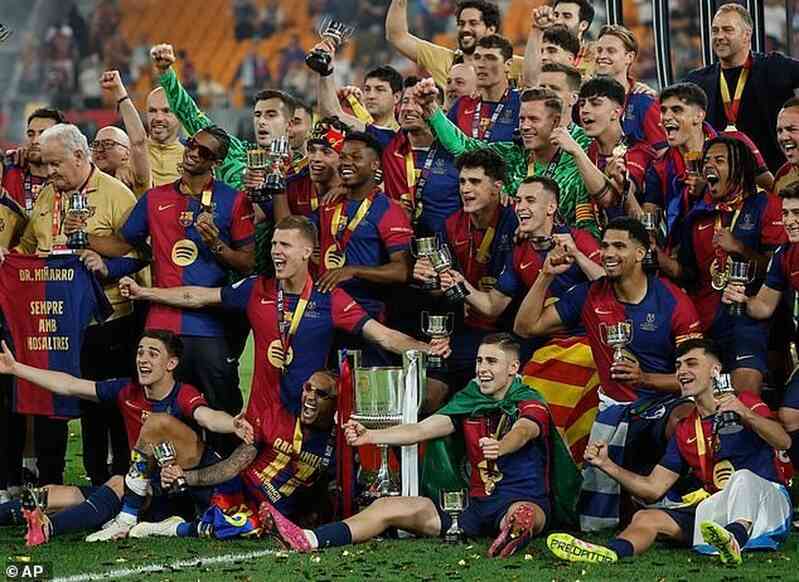 Phản ứng của HLV Ancelotti khi Real Madrid thua Barcelona, nhận 3 thẻ đỏ