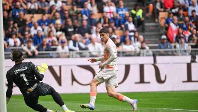 Inter thua ba trận liền trước ngày đại chiến Barca