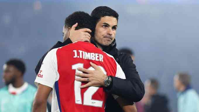 Arsenal xếp hàng vỗ tay chúc mừng Liverpool