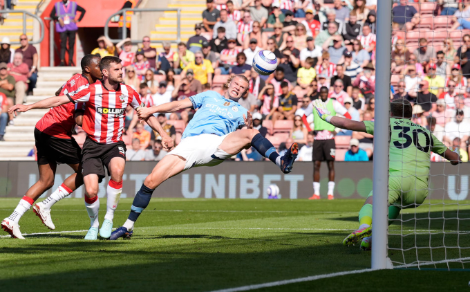 Man City sẩy chân trước đội chót bảng