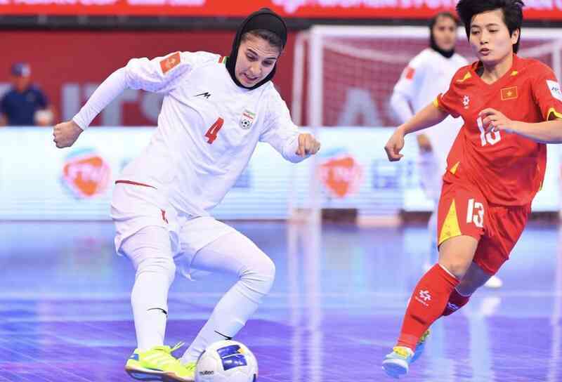 Hòa đương kim vô địch Iran, futsal nữ Việt Nam giành ngôi đầu bảng