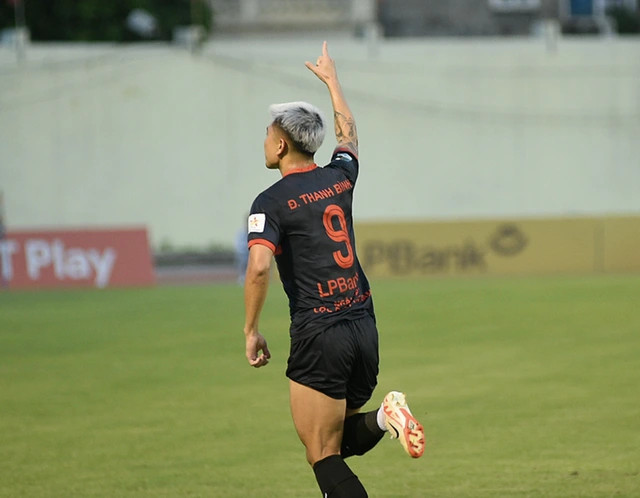 Tiền đạo ĐT Việt Nam ghi bàn, Ninh Bình chạm 1 tay vào vé V-League