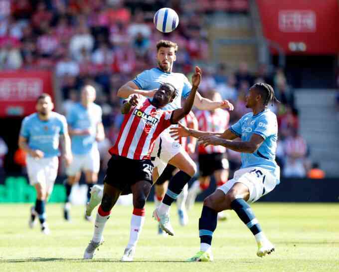 Trung vệ Man City chê Southampton `phản bóng đá`