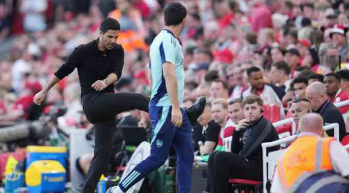 Arteta phát điên khi xem Arsenal đá hiệp một trước Liverpool