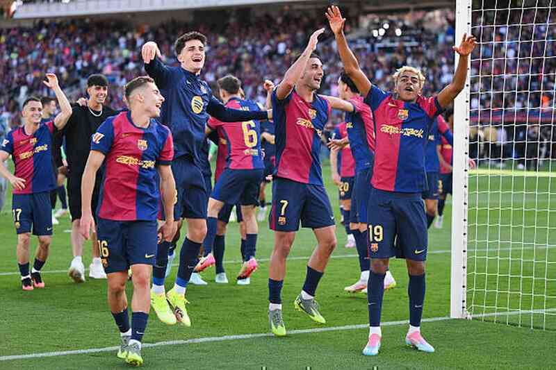 HLV Ancelotti thừa nhận điều đáng buồn, HLV Hansi Flick ca ngợi Yamal