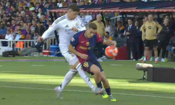 Trọng tài `tạ ơn Chúa` trước khi hủy bàn thắng của Barca