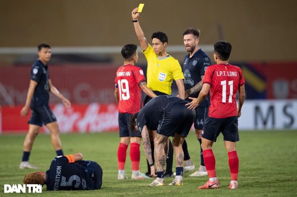 Quang Hải lên tiếng về vụ va chạm với Theerathon Bunmathan - 2