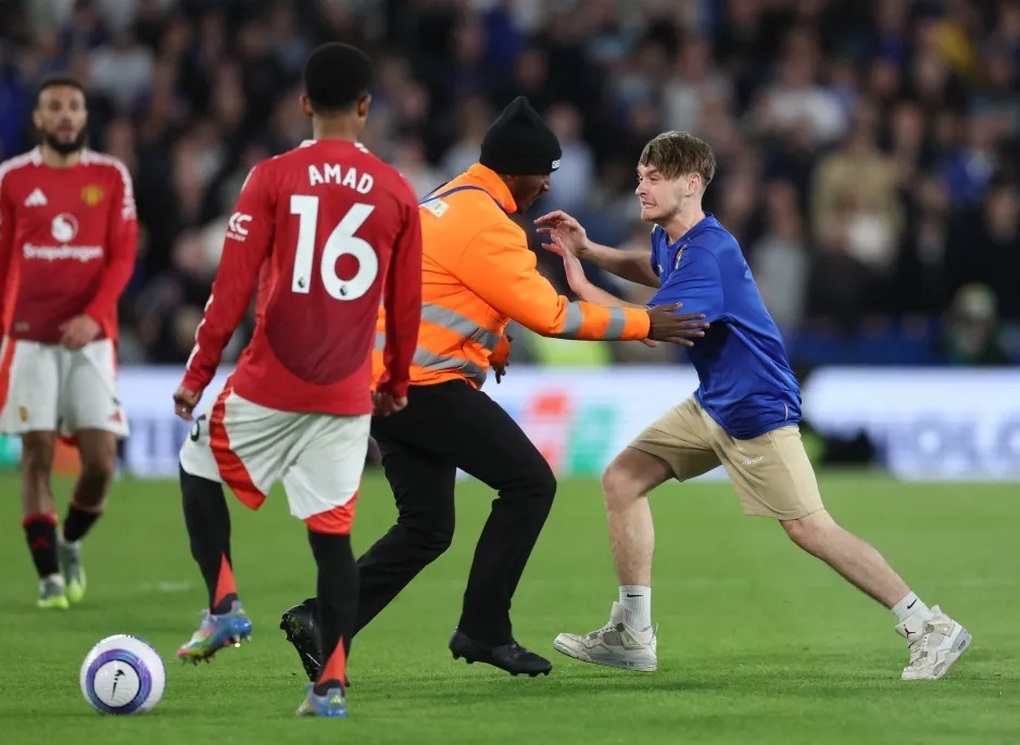 Trận đấu Chelsea - Man Utd gặp sự cố bất ngờ, CĐV đưa ra phản ứng