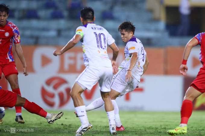 Hà Nội FC bám đuổi Nam Định bằng trận thắng đậm nhất mùa