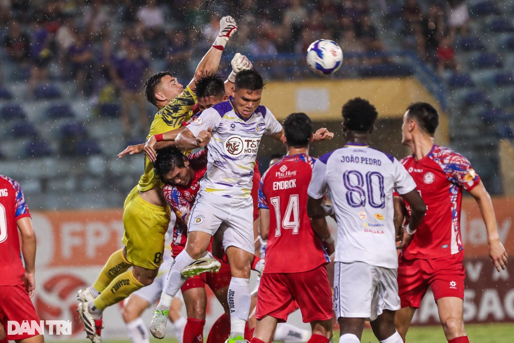 Văn Quyết tỏa sáng, Hà Nội FC níu giữ hy vọng đua vô địch với Nam Định