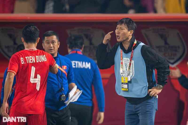 Bóng đá Malaysia làm khó HLV Kim Sang Sik trước trận gặp Man Utd