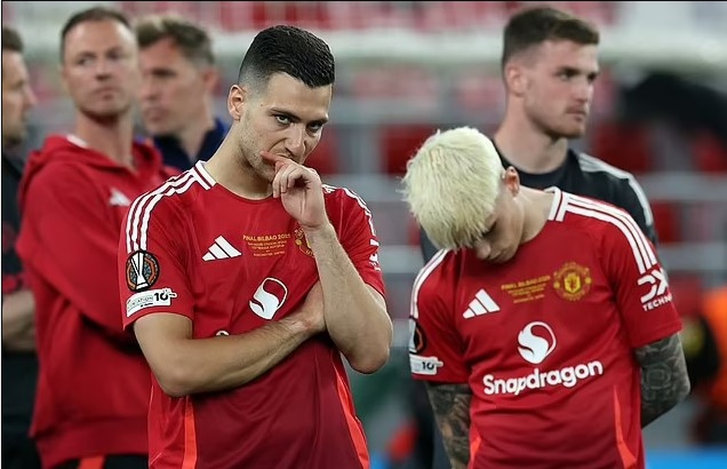 Man Utd thiệt hại nặng nề, khốn càng thêm khó