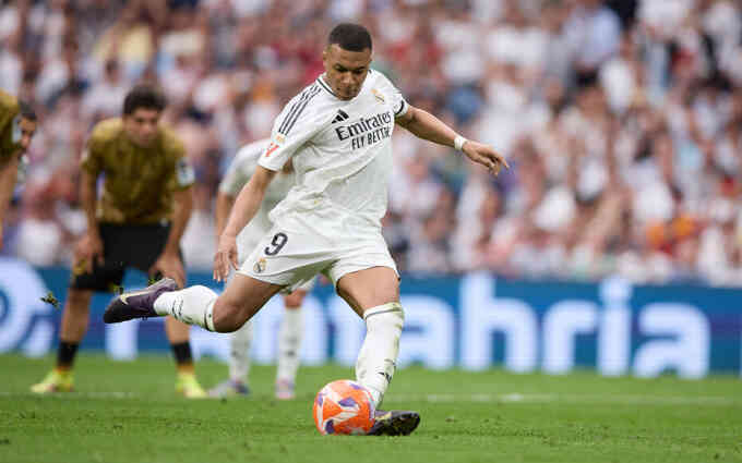 Mbappe chạm tay vào Giày Vàng châu Âu