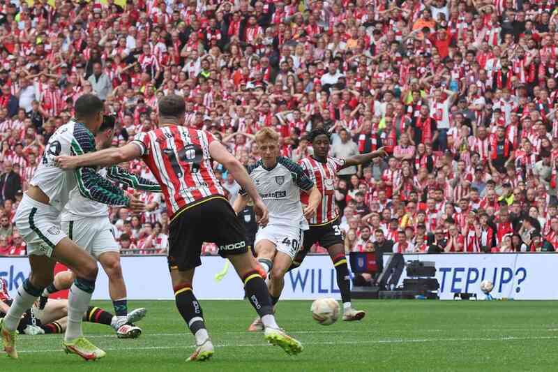 Sunderland bất ngờ chiến thắng trận đấu đắt giá nhất hành tinh