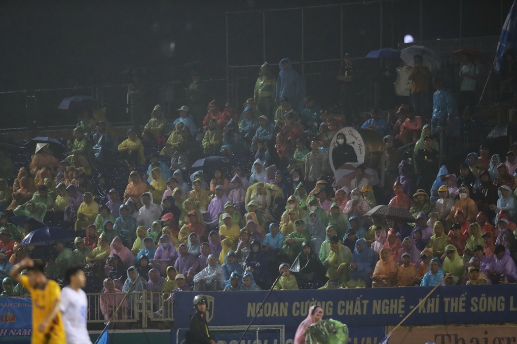 Đánh bại SL Nghệ An, CLB Nam Định tiến sát ngôi vương V-League