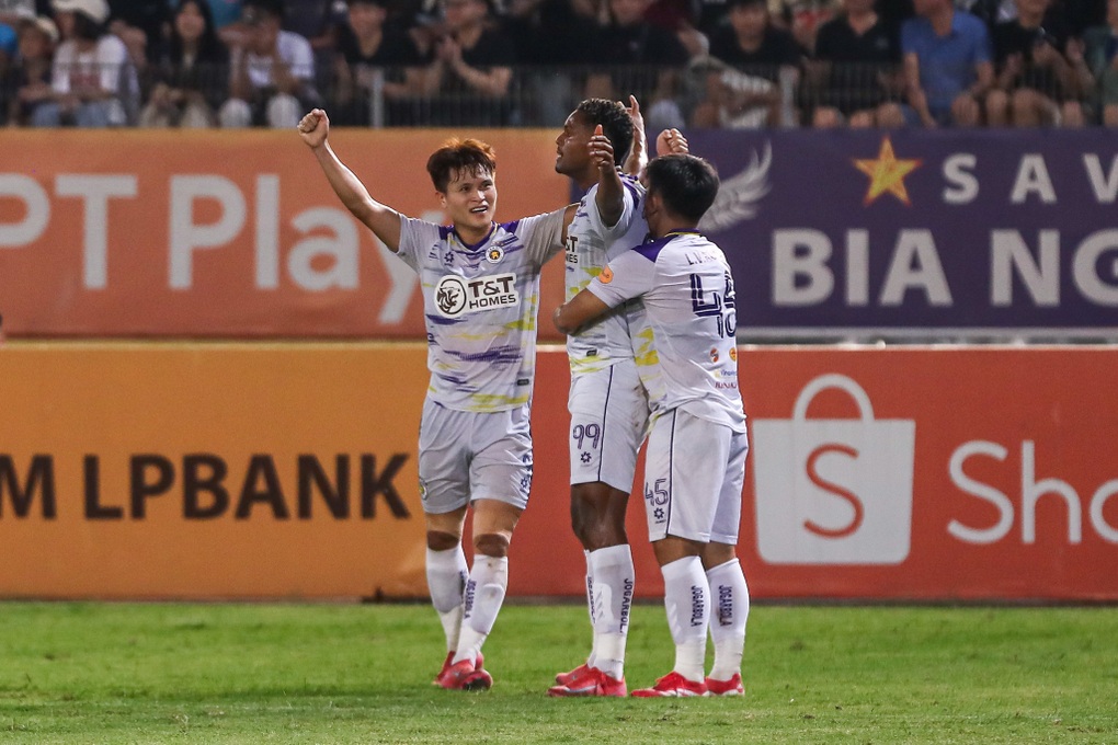 Hà Nội FC chiến thắng trong thế 10 người, ngăn CLB Nam Định vô địch sớm