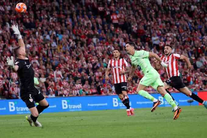 Lewandowski cán mốc 100 bàn tại Barca
