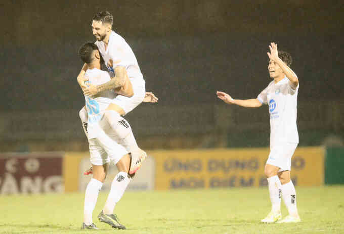 Nam Định cách chức vô địch V-League một điểm