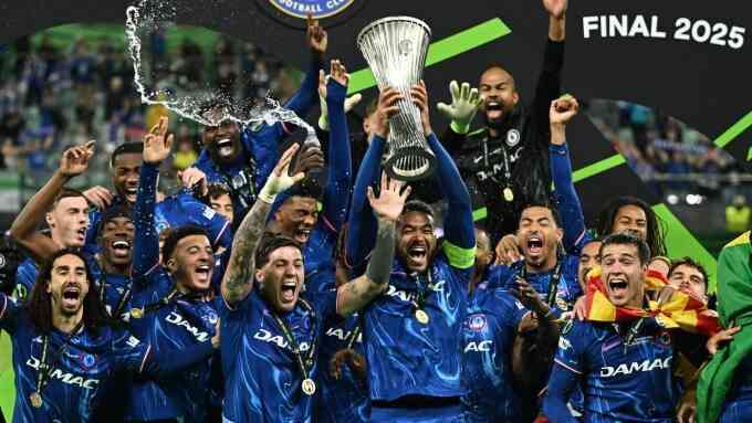 Chelsea thâu tóm mọi danh hiệu UEFA