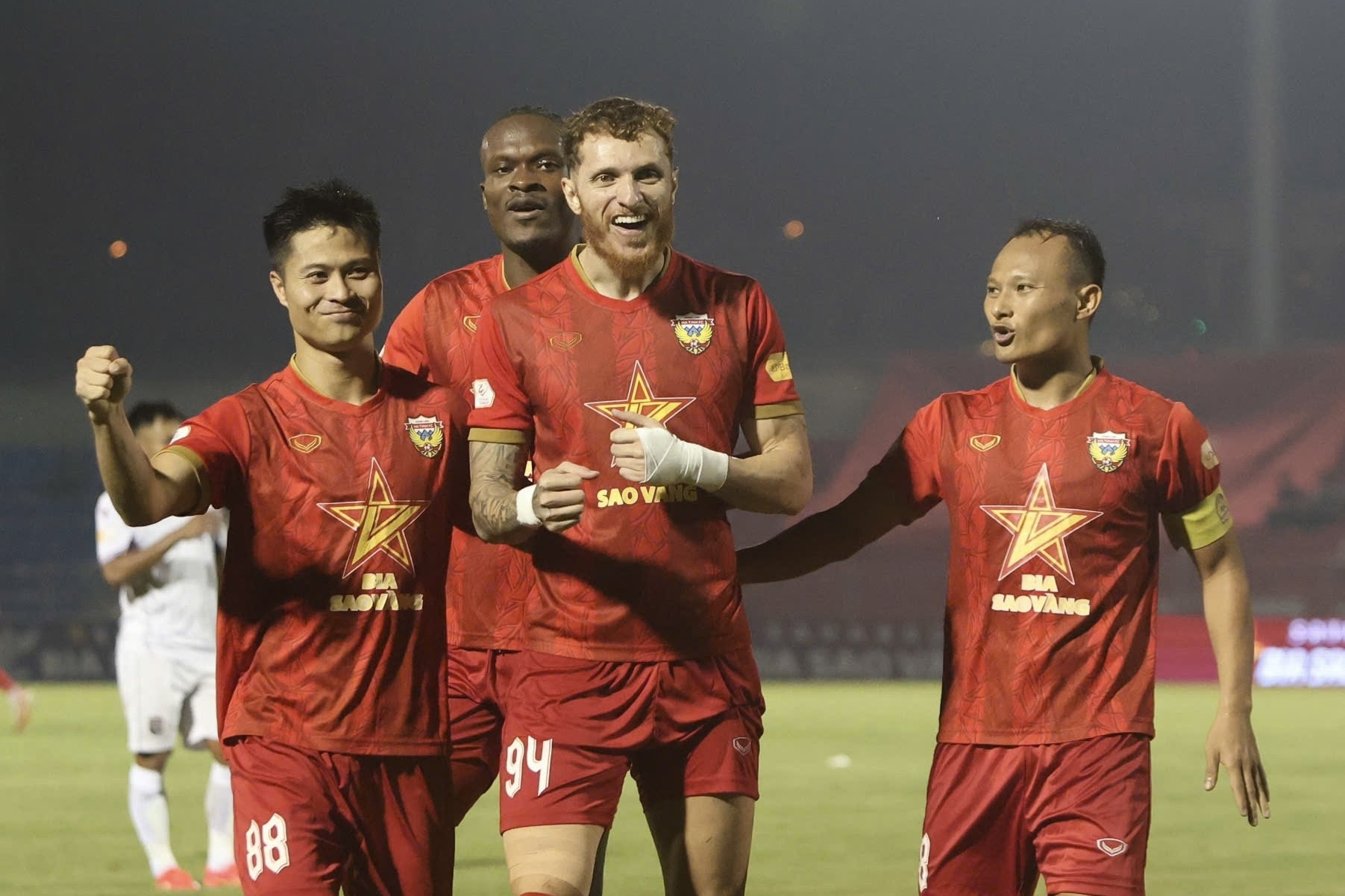 Binh Duong thua nguoc Ha Tinh, tiep tuc sa sut o V-League