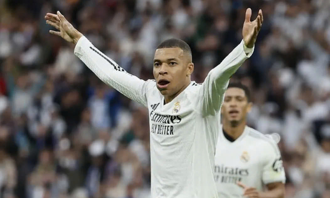 Mbappe lập cú đúp, Real đeo bám Barca