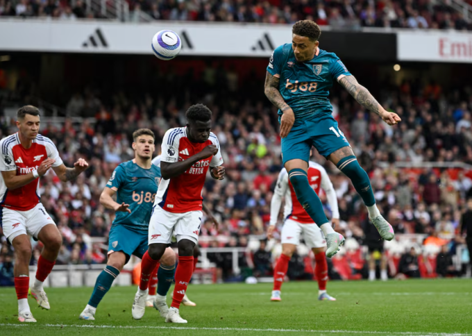 Redknapp: `Arsenal lộ điểm yếu phòng ngự bóng bổng`