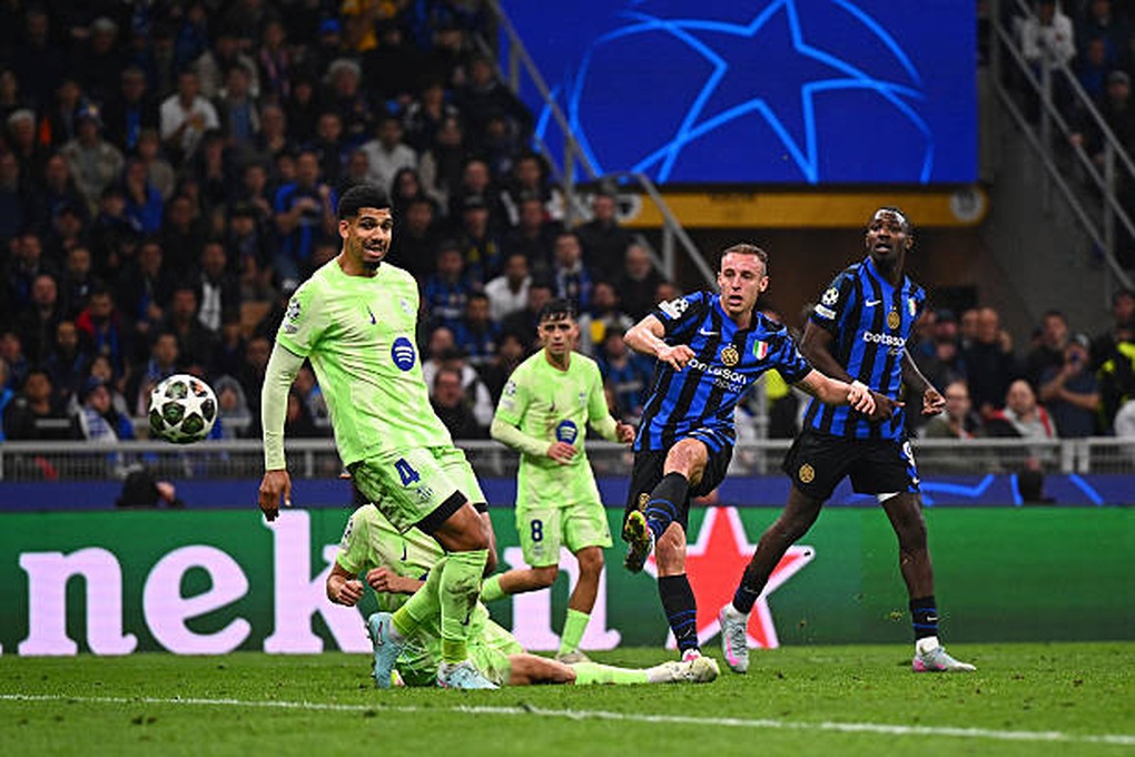 Barcelona thua cay đắng Inter Milan, HLV Hansi Flick chỉ trích trọng tài