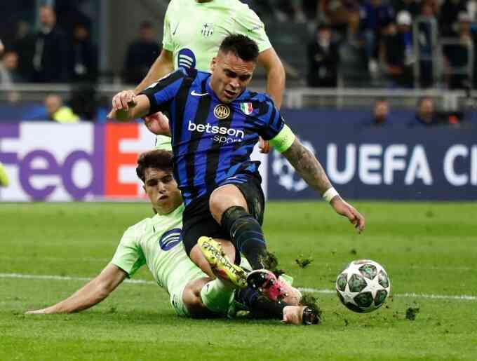 HLV Wenger tố trọng tài xử ép Barca