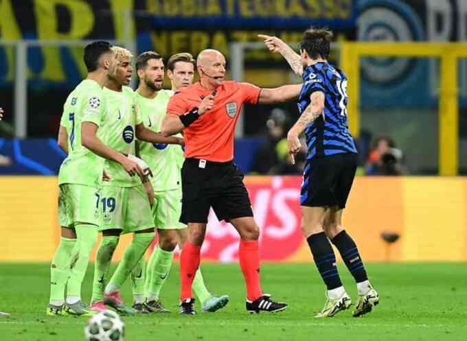 Trung vệ Barca nhổ nước bọt vào cầu thủ Inter