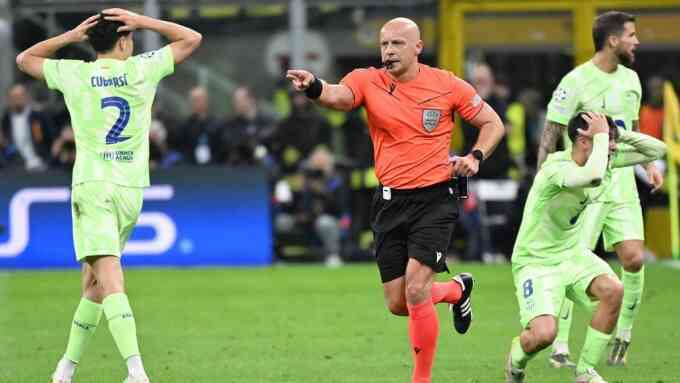 Cầu thủ Barca đòi điều tra trọng tài `thiên vị Inter`