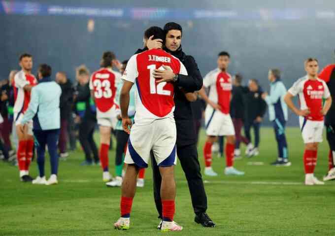 Sutton: `Arsenal hỏng cả mùa giải vì thiếu tiền đạo`