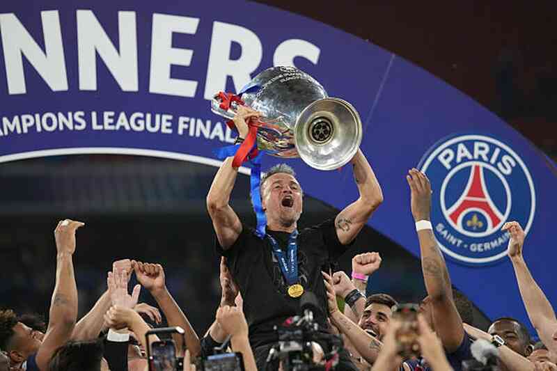 HLV Enrique bật khóc, nhắc đến con gái trong ngày vô địch Champions League