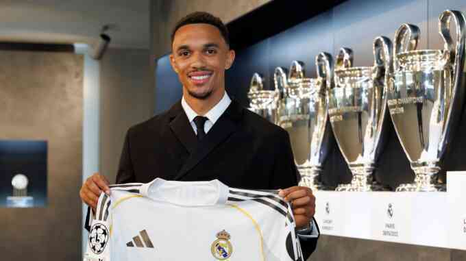 Alexander-Arnold: `Tôi sẽ luôn được chào đón trở lại Liverpool`
