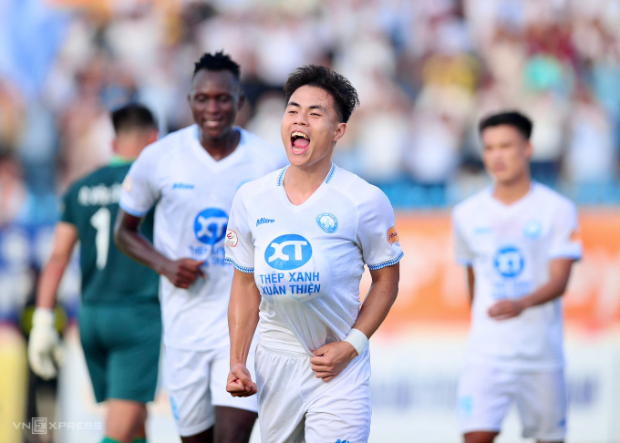 Nam Định lần thứ hai liên tiếp vô địch V-League