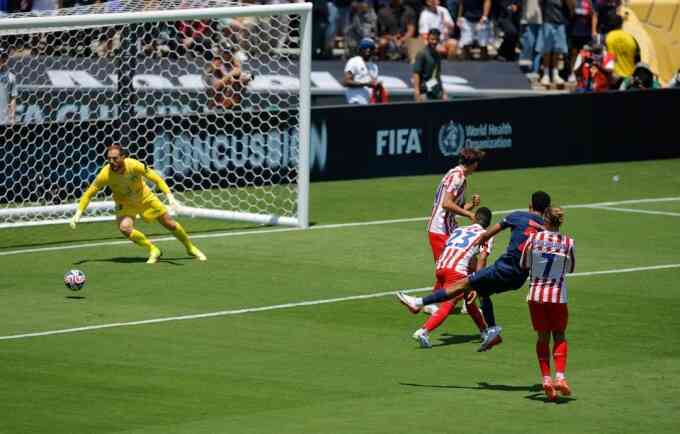 Báo Tây Ban Nha: `Atletico như đồ chơi trong tay PSG`