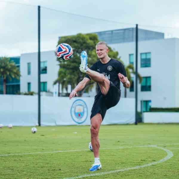 Haaland làm đội trưởng Man City