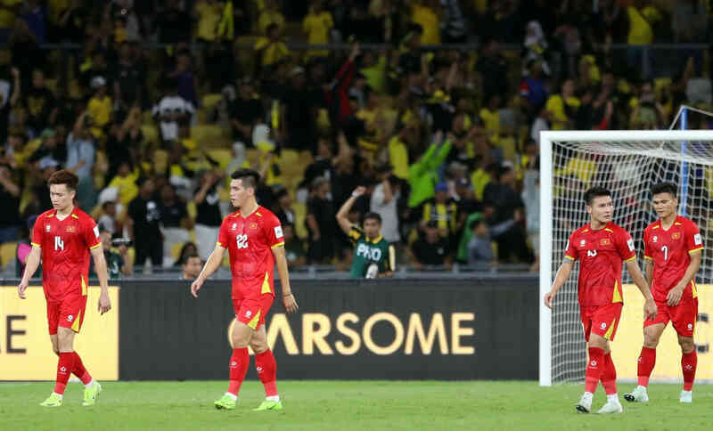 Tuyển Việt Nam: Trở lại thế nào khi V-League xốn xang trong tiền?