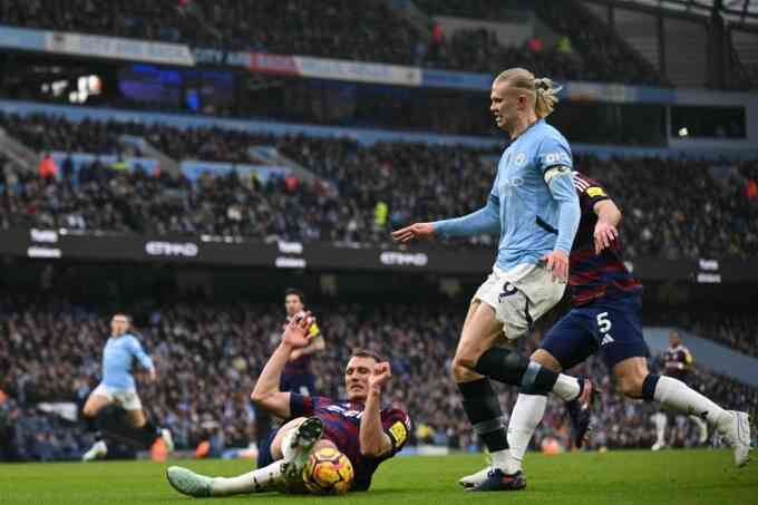 Man City bị phạt 1,4 triệu USD vì trễ giờ