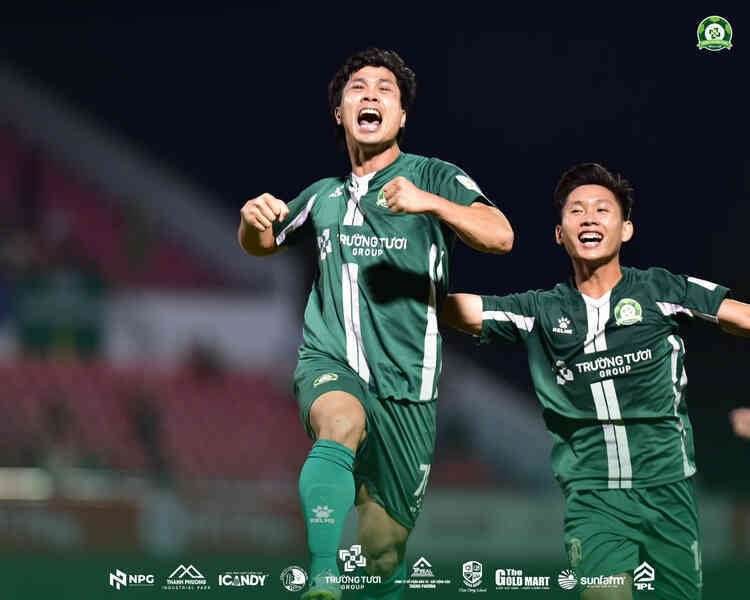 Công Phượng đối đầu thủ môn Bùi Tiến Dũng ở trận play-off V-League