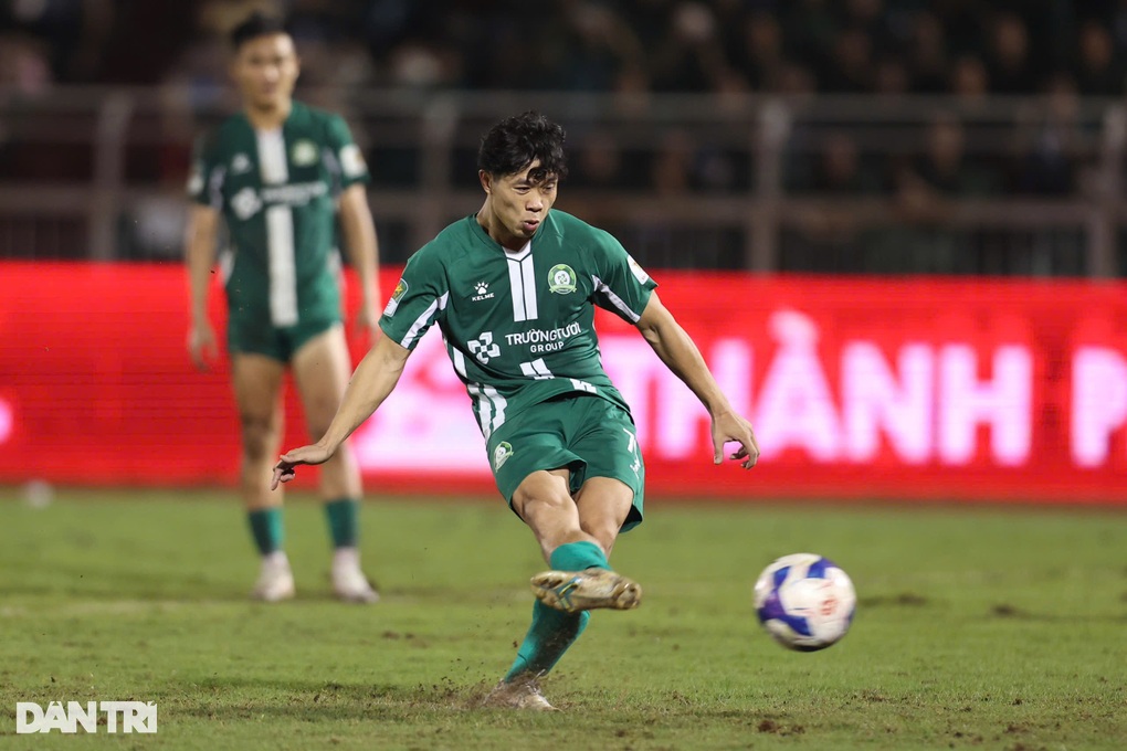 Bùi Tiến Dũng tỏa sáng, Công Phượng đá hỏng phạt đền trận tranh vé V-League